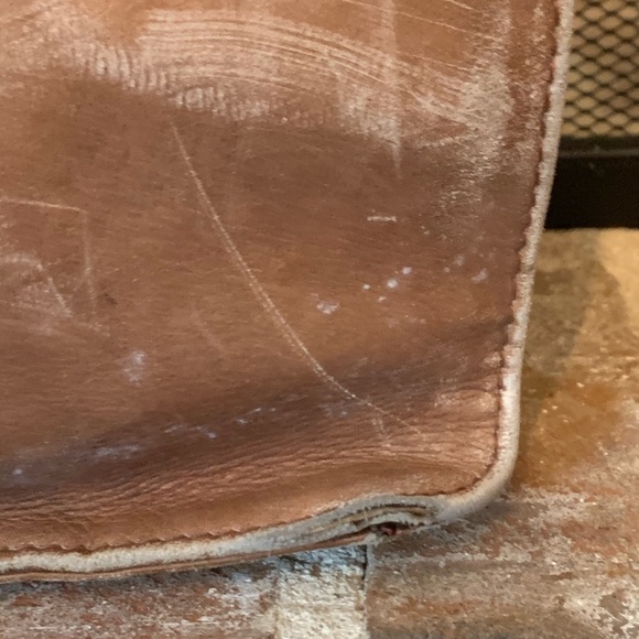 Volare Tan Leather Unisex Messenger Bag - Picture 10 of 15